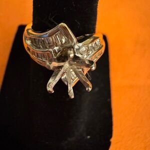 14kt solid gold round/bagette diamond mount with platinum setting